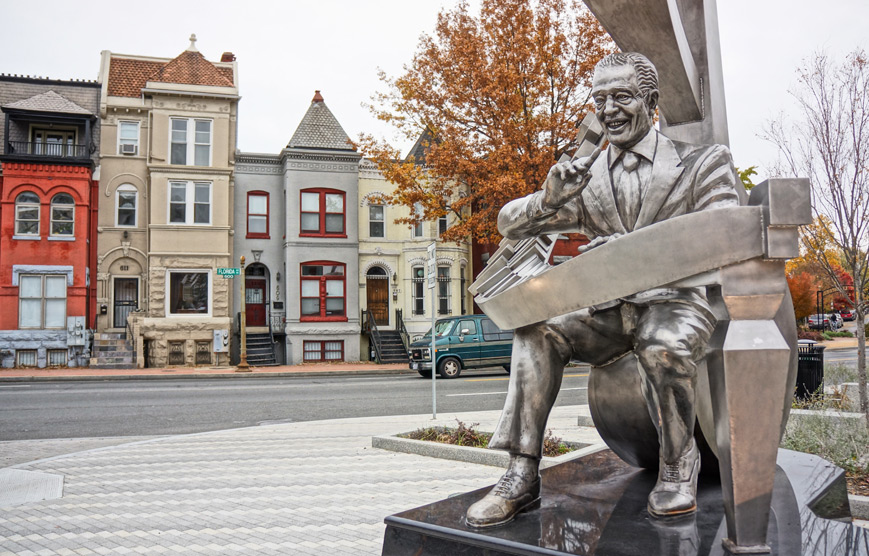 neighborhood statue near hodge on 7th